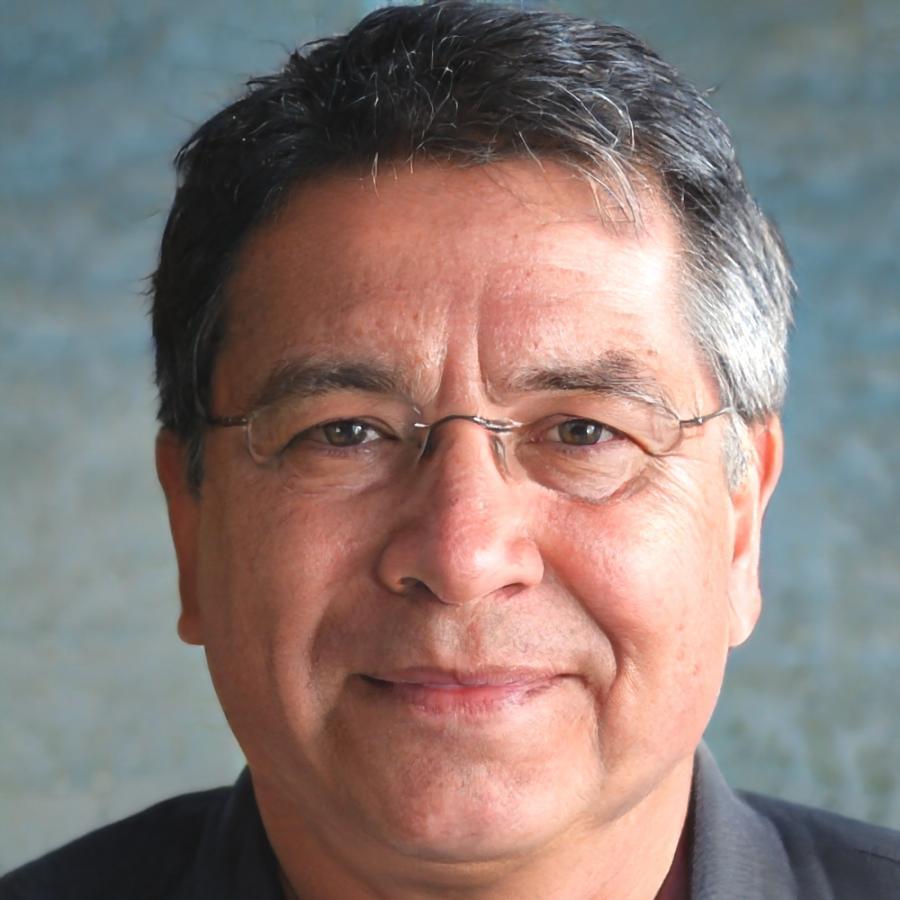 Instructor de teoría literaria en sesión de trabajo